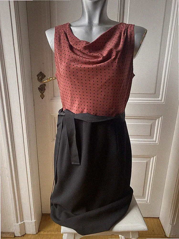 1.2.3. Kleid 👗Wasserfall Ausschnitt schwarz Rost Punkte 38 ärmellos gefüttert
