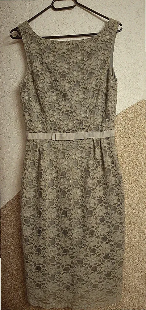 32/34 Spitzen Kleid Etuikleid Oliv Grün V-Rücken Futter sehr schön Maße beachten