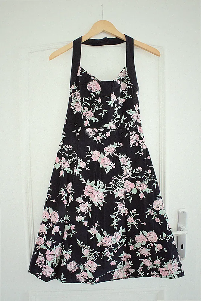 A-Linie Kleid Neckholder Babydoll Rosen Blumen Blüten romantisch Schwarz 34