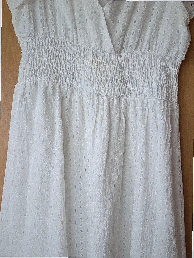 A-Linien-Kleid weiß Broderie Anglaise Flügelärmel V-Ausschnitt gesmokter Bund L...