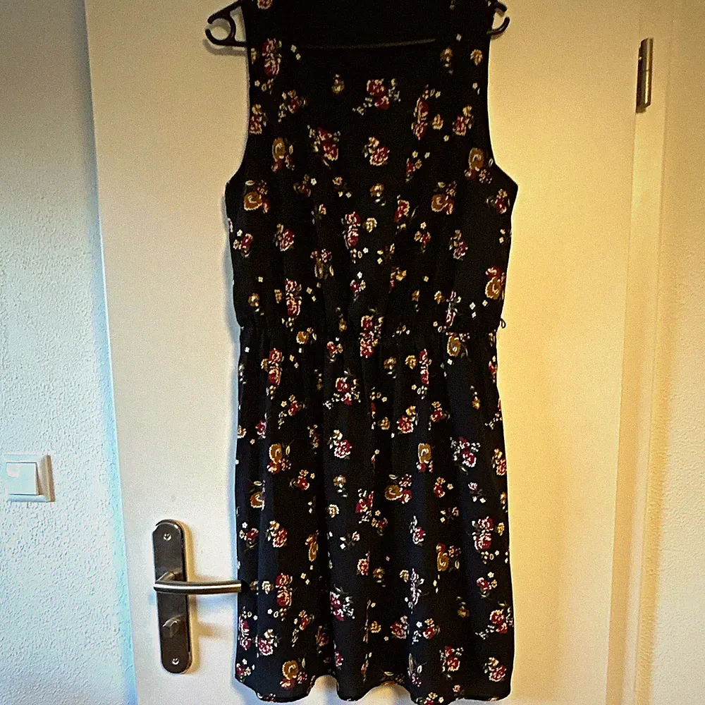 ABOUT YOU Damen A-Linien-Kleid 42 schwarz Blumen Midi ärmellos Rundhals