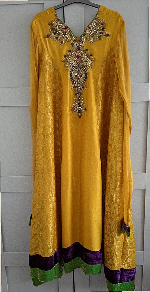 ALine weites gelbes Roh Jamawa Seidenkleid Halbedelsteine echte Perlen Zardosi