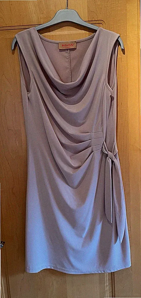 Amélie & Amélie Damen Etuikleid beige Wasserfallausschnitt ärmellos kurz M/L