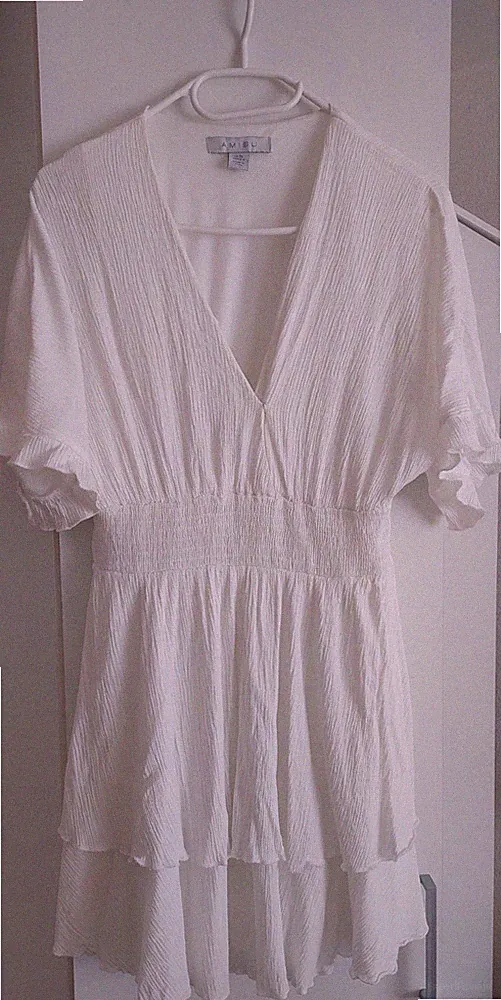 Amisu Damen Kleid 34 weiß kurz A-Linie V-Ausschnitt gesmokt Rüschenärmel