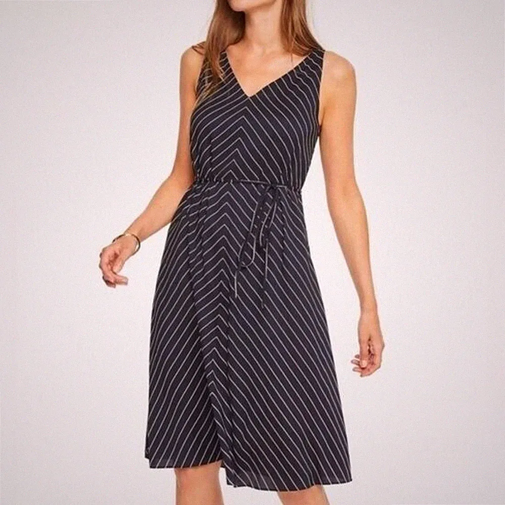 Ann Taylor Petite 6 Marineblau Weiß Pfeil Streifen Swing Kleid Ein Line Tie Bund