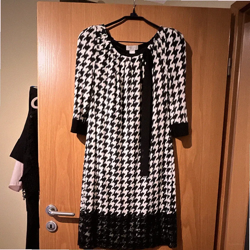 APANAGE Damen Etuikleid Gr. 42 Schwarz/Weiß Hahnentritt Spitze 3/4 Arm