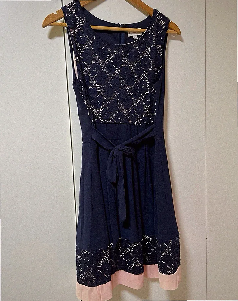 Apricot Damen Kleid mit Spitze ärmellos Blau/Rosa mit Gürtel