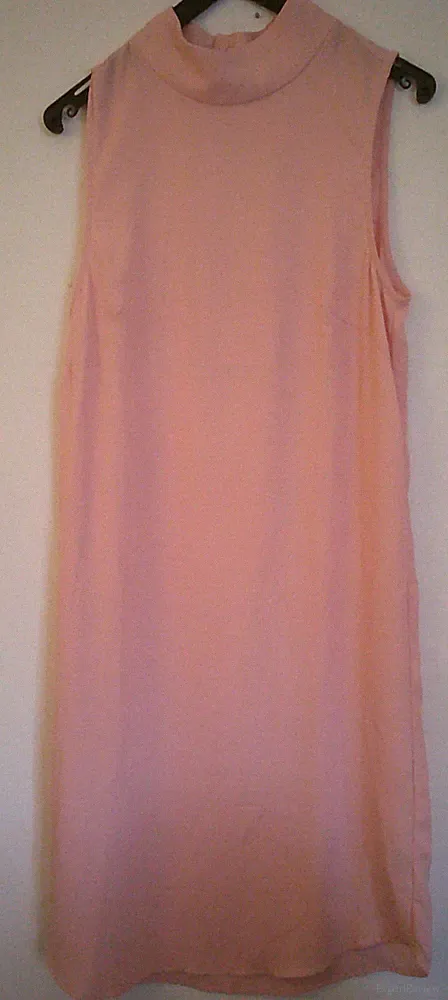 Apricotfarbiges Kleid ärmellos mit Sztehkragen und hinten Öffnung Gr. 34