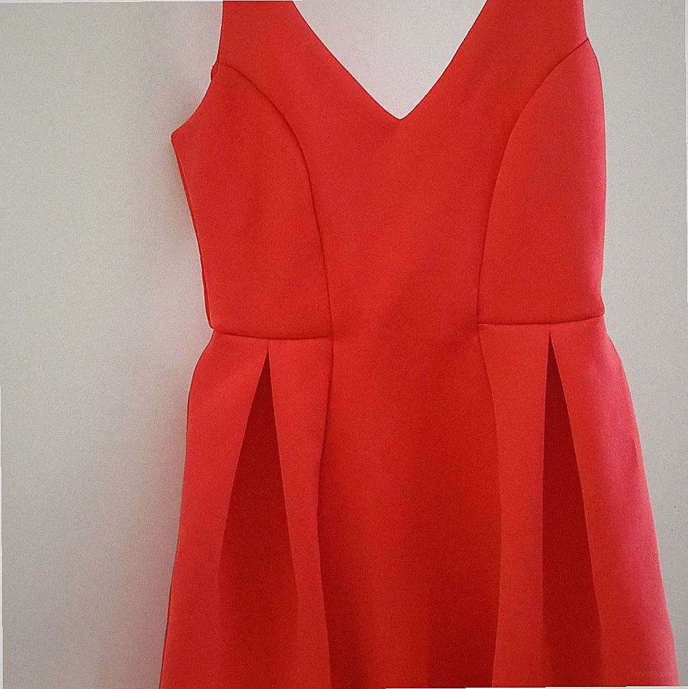 ASOS Damen A-Linien-Kleid Rot ärmellos V-Ausschnitt Falten knielang Gr 38
