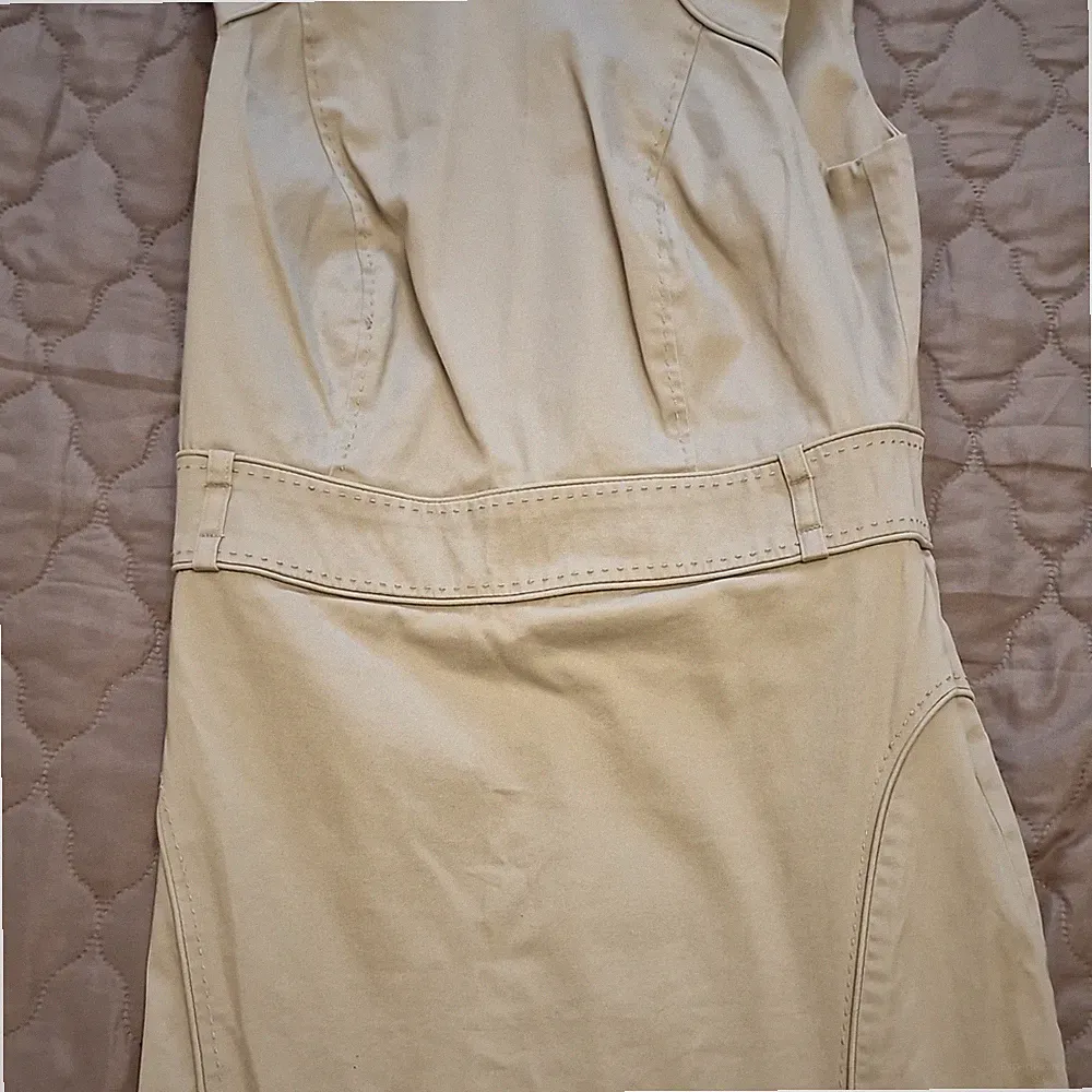 Atmosphere Etuikleid Damen Gr. 36 beige V-Ausschnitt ärmellos Gürtel Knie