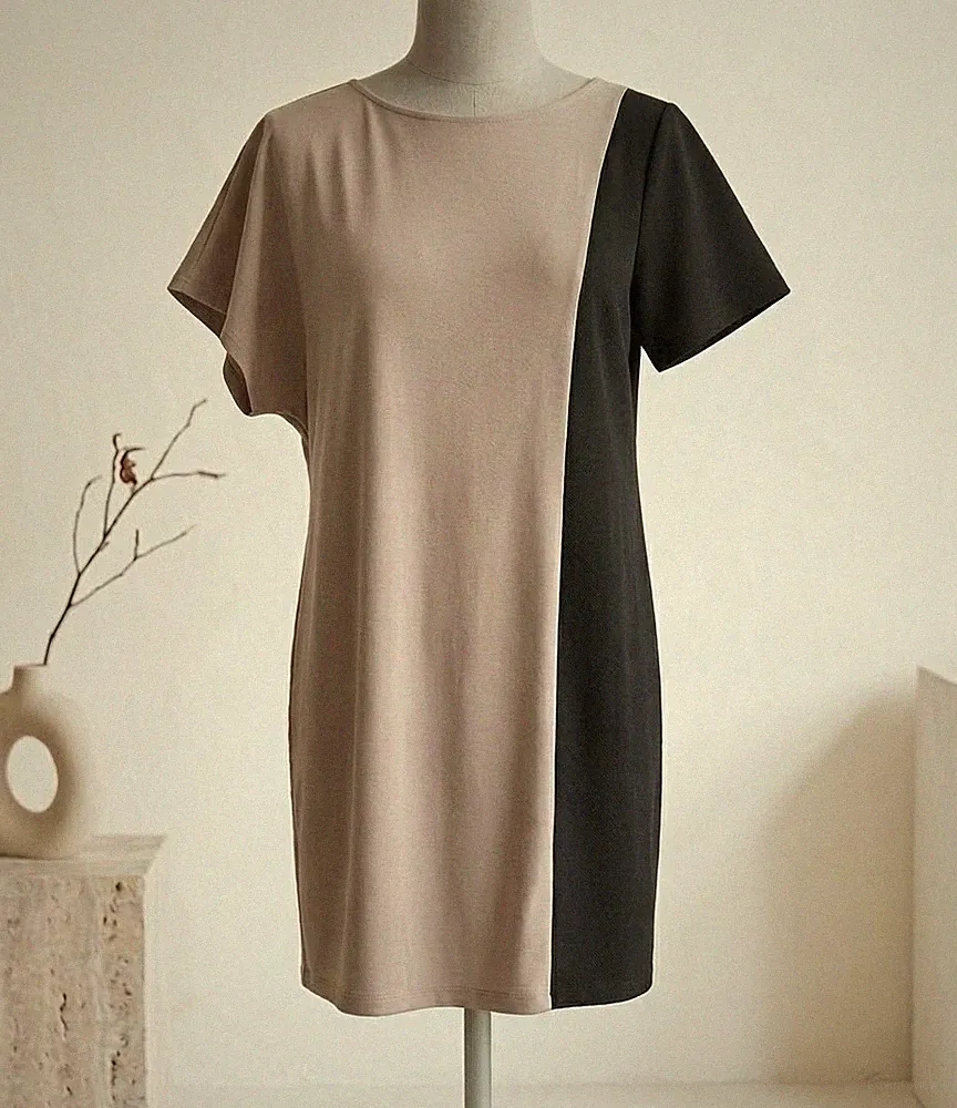 Ausgefallenes Designer-Minikleid im Asymmetrie-Look