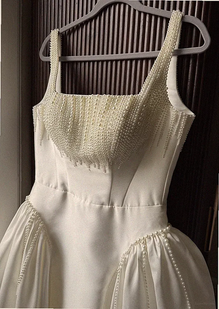 Baskisches Mikado Brautkleid, eckiger Ausschnitt mit Perlen, Größe 8