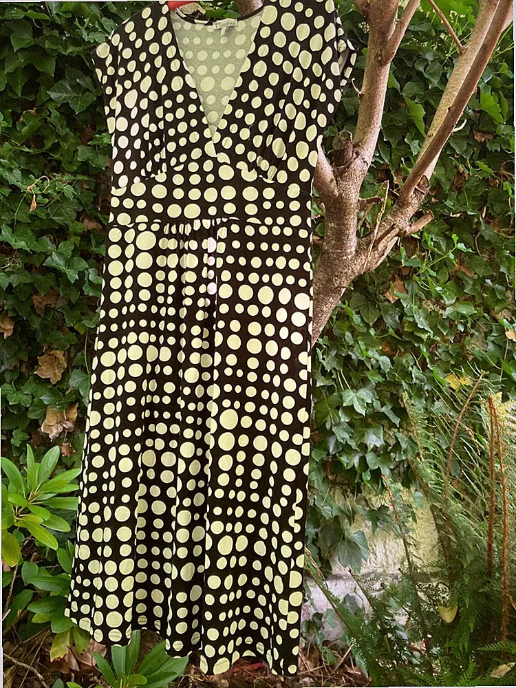 Bequemes schwarzweißes Kofferkleid fürden Urlaub 40