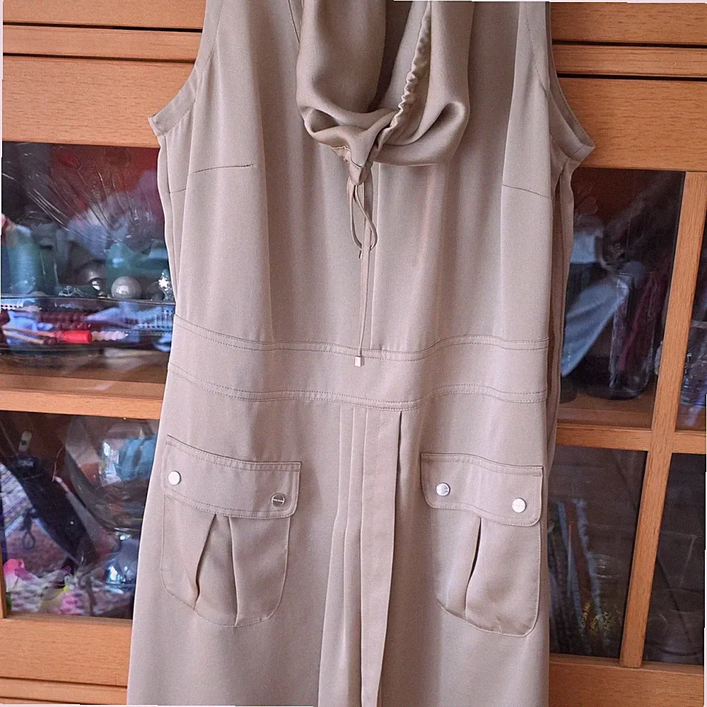 Betty Barclay Damen Etuikleid Midi beige Gr. 38 ärmellos Wasserfall, Taschen