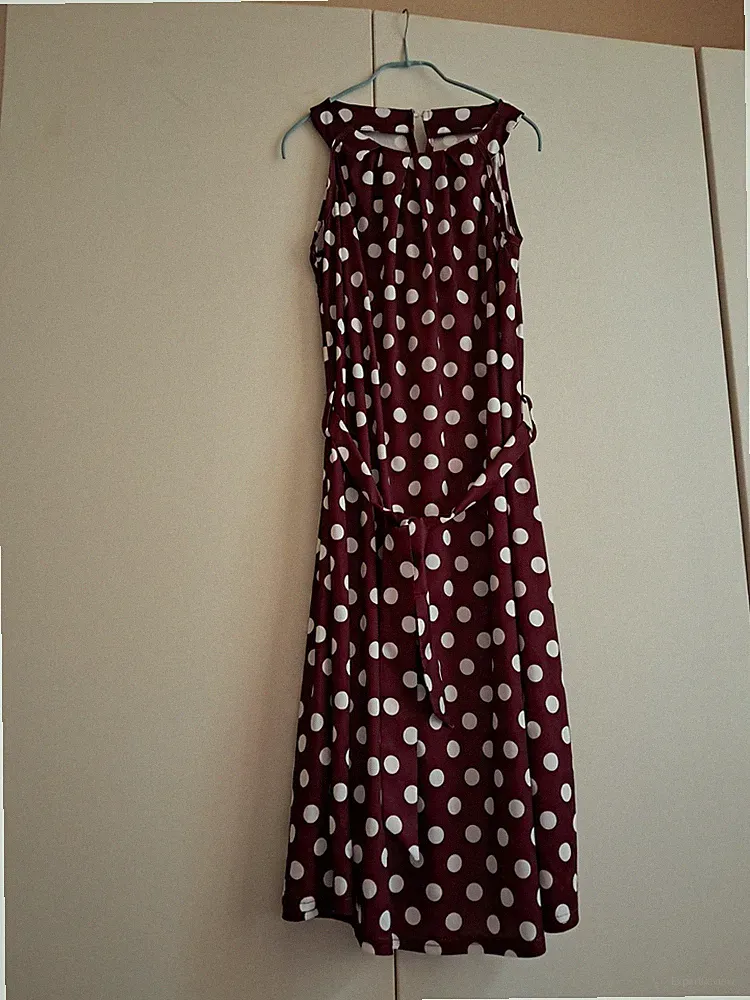 Bezauberndes, sommerliches, leichtes, gepunktetes Kleid Größe 36