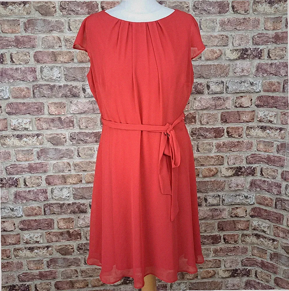 Billie & Blossom rotes Chiffonkleid UK 14 knielang Gürtel Hochzeitsgast - neu