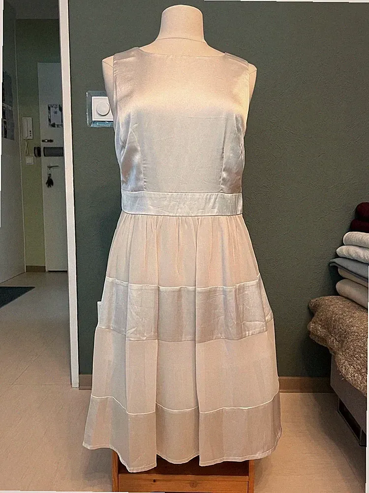 Body Flirt Kleid Gr. 42 A-Linie Ärmellos Polyester Silber Top Zustand