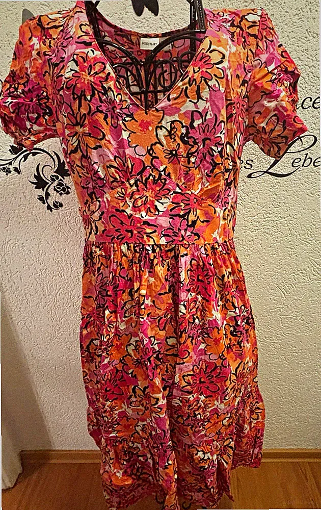 BODYFLIRT A-Linien-Kleid rosa/orange Blumen V-Ausschnitt Kurzarm Viskose Gr. 38