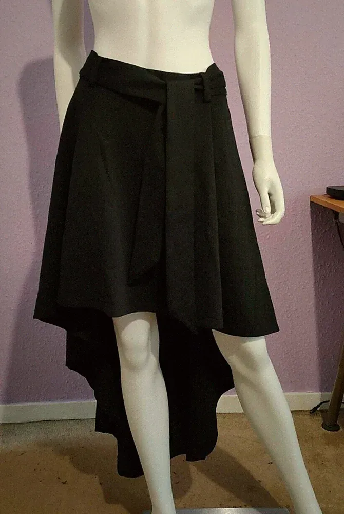 Bonprix Rock schwarz Dippy Saum mit Gürtel Größe 18 UVP 40 £