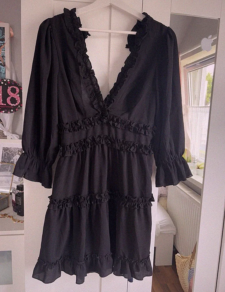 Boohoo Damen A-Linien Kurzkleid S schwarz V-Ausschnitt Rüschen rückenfrei