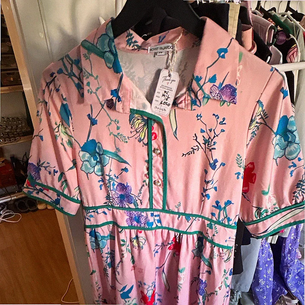 BOYET FAJARDO Damen Abendkleid Blumen Rosa Kragen Kurzarm Midi Knöpfe S