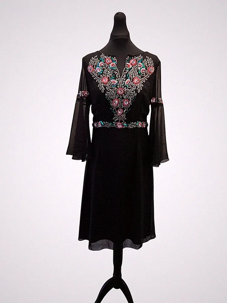 Brandneu mit Etikett £180 Raishma Cocktailkleid schwarz bestickt Pailletten Engelsärmel UK 12