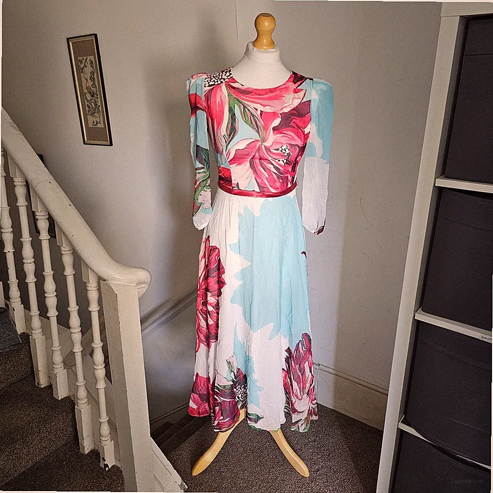 Brandneu mit Etikett Carla Ruiz Blumen Chiffon Midikleid Made in Spain Hochzeitsgast Größe UK 10