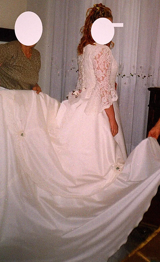 Brautkleid, Spitzenmieder mit ausgestellten Ärmeln, Schlepper und Schleier, gebraucht