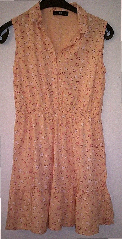 Bunt gemustertes Kleid ärmellos mit kurzer Knopfleiste und breiten Volant 158