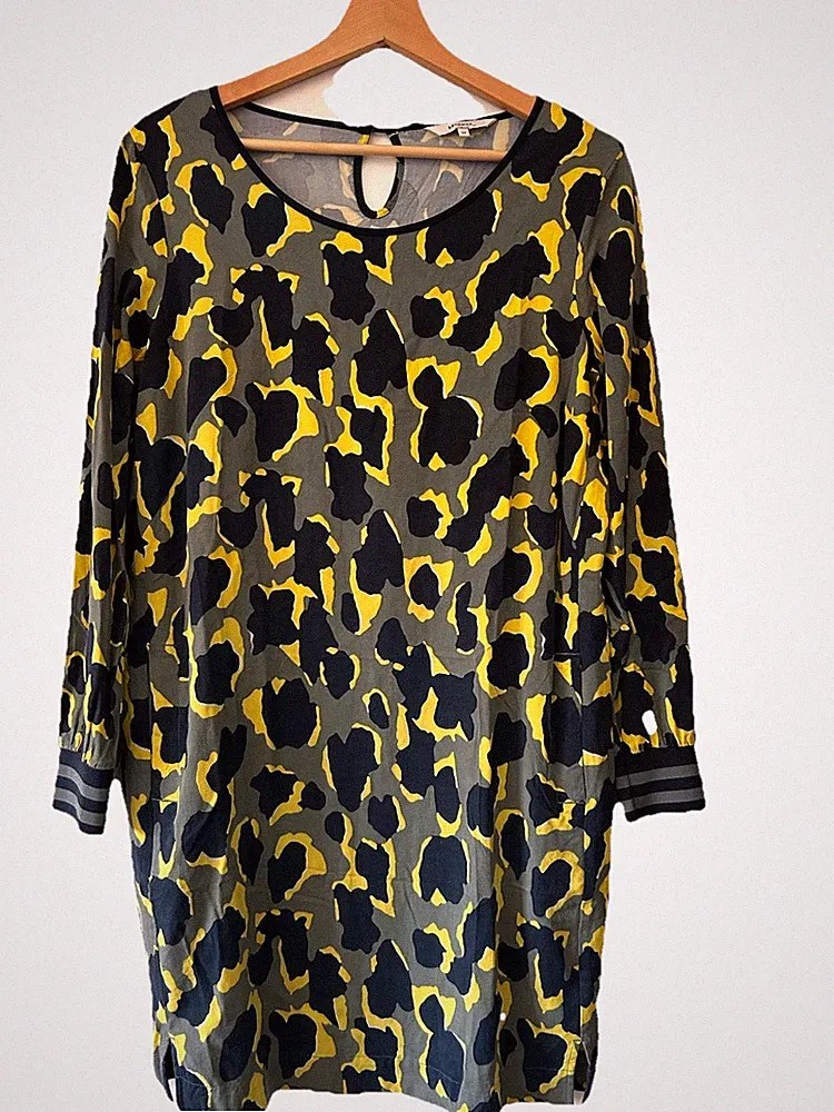 Camouflage gemustertes Kleid mit praktischen Seitentaschen der Marke Sandwich
