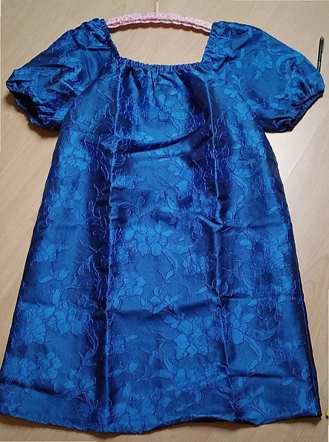 Carmen-Jacquard-Kleid Etuikleid blau schimmernd, Blumen