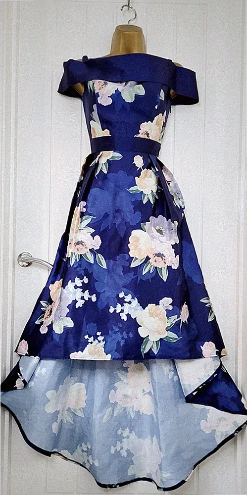 Chi Chi London Gr. 12 marineblau Blumenmuster getauchter Saum Hochzeit Gast Rennen Kleid sehr guter Zustand