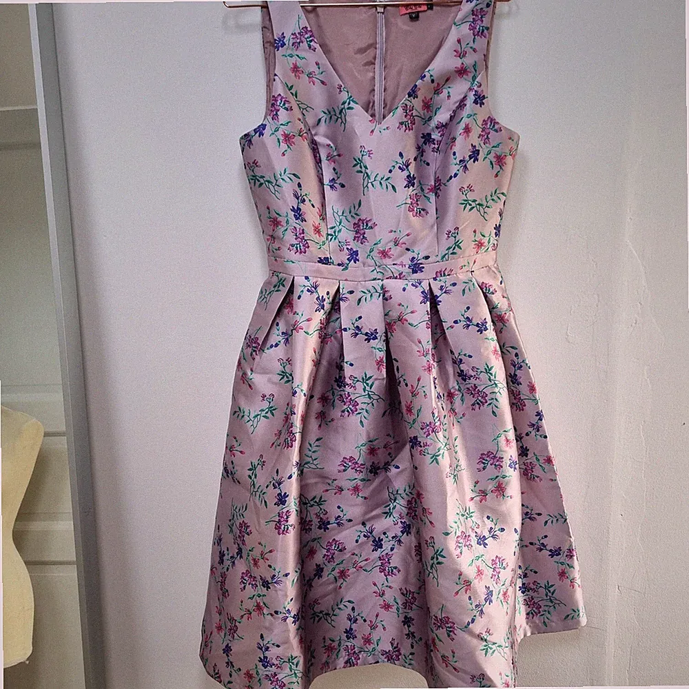 Chi Chi London Kleid Gr. 12 40 flieder lila Blumen Blüten Muster