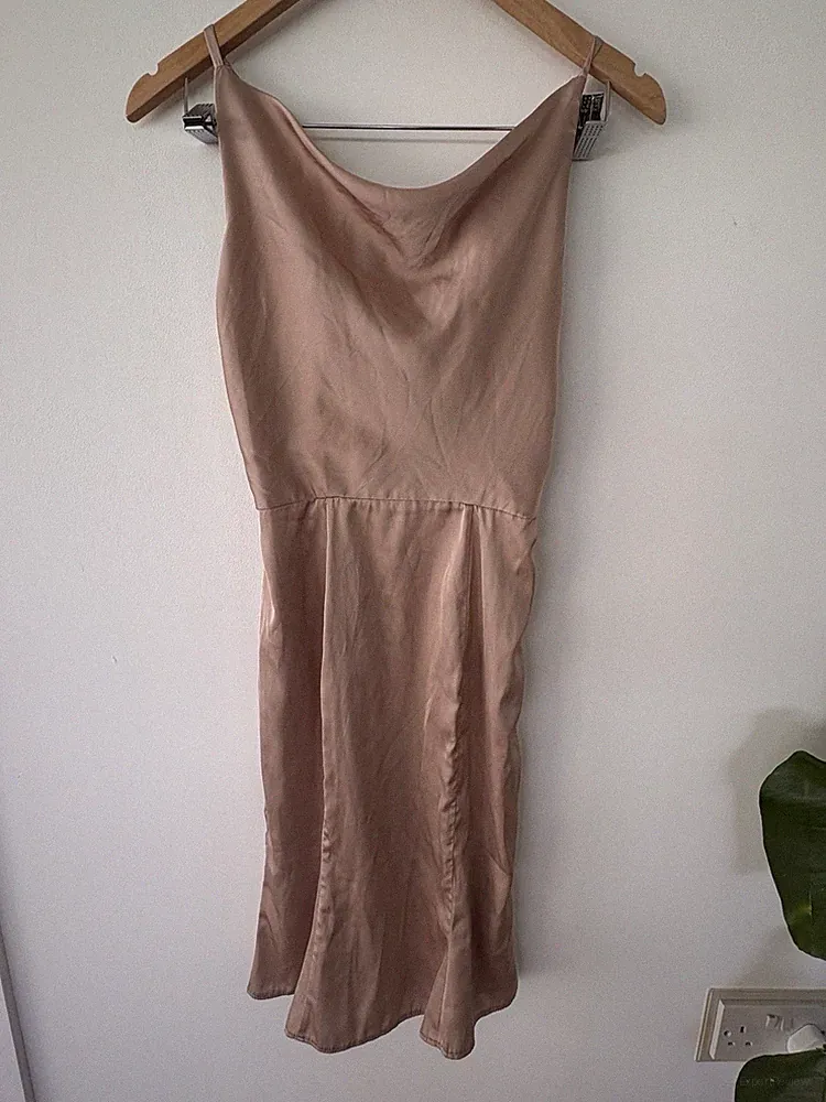 Chi Chi London Satin Schlupf Kleid UK 4 Champagner Wasserfallausschnitt Midi Hochzeit Gast