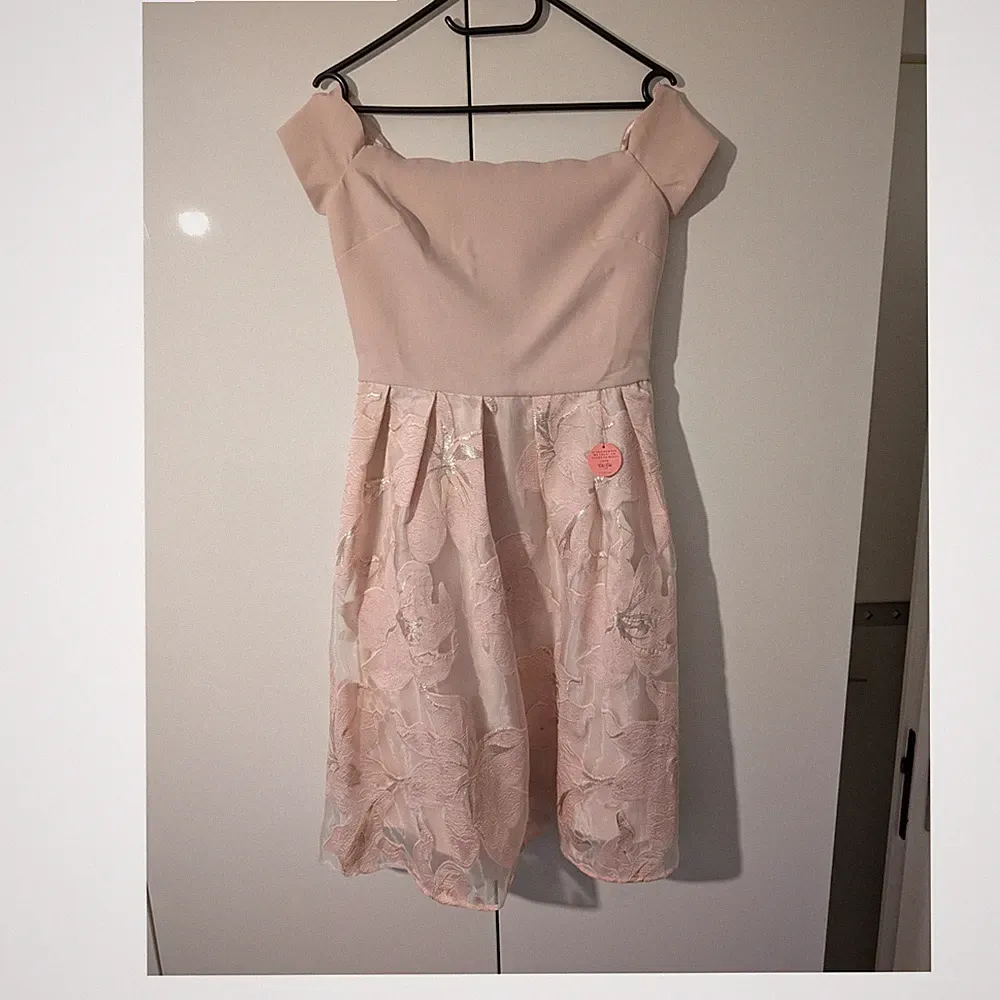 CHI CHI LONDON schulterfreies A-Linienkleid rosa mit Blumenstickerei und Rüschen