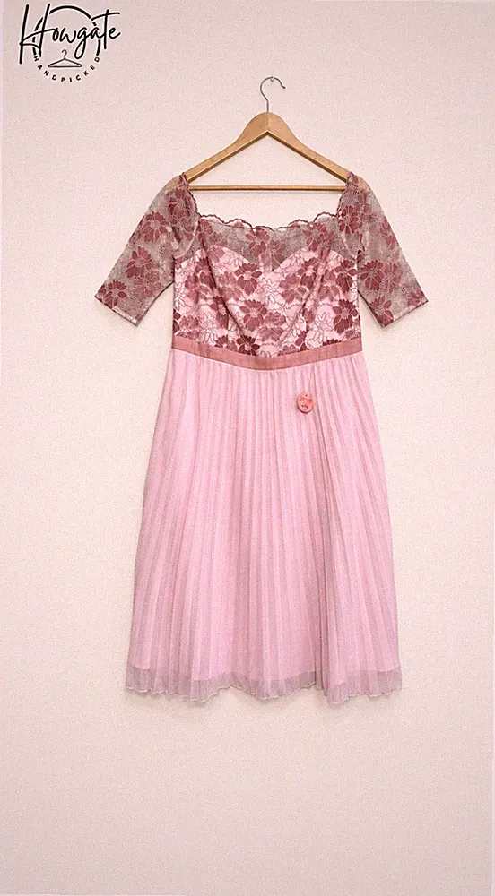 Chi Chi London Selda Kleid UK 16 rosa Spitze Bardot Plissee Hochzeitsgast neu mit Etikett