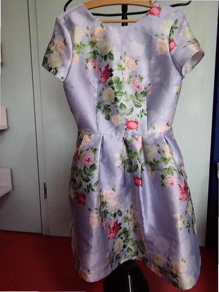ChiChi London Kleid, fliederfarben mit Rosen, Größe 12/M/40, NEU!