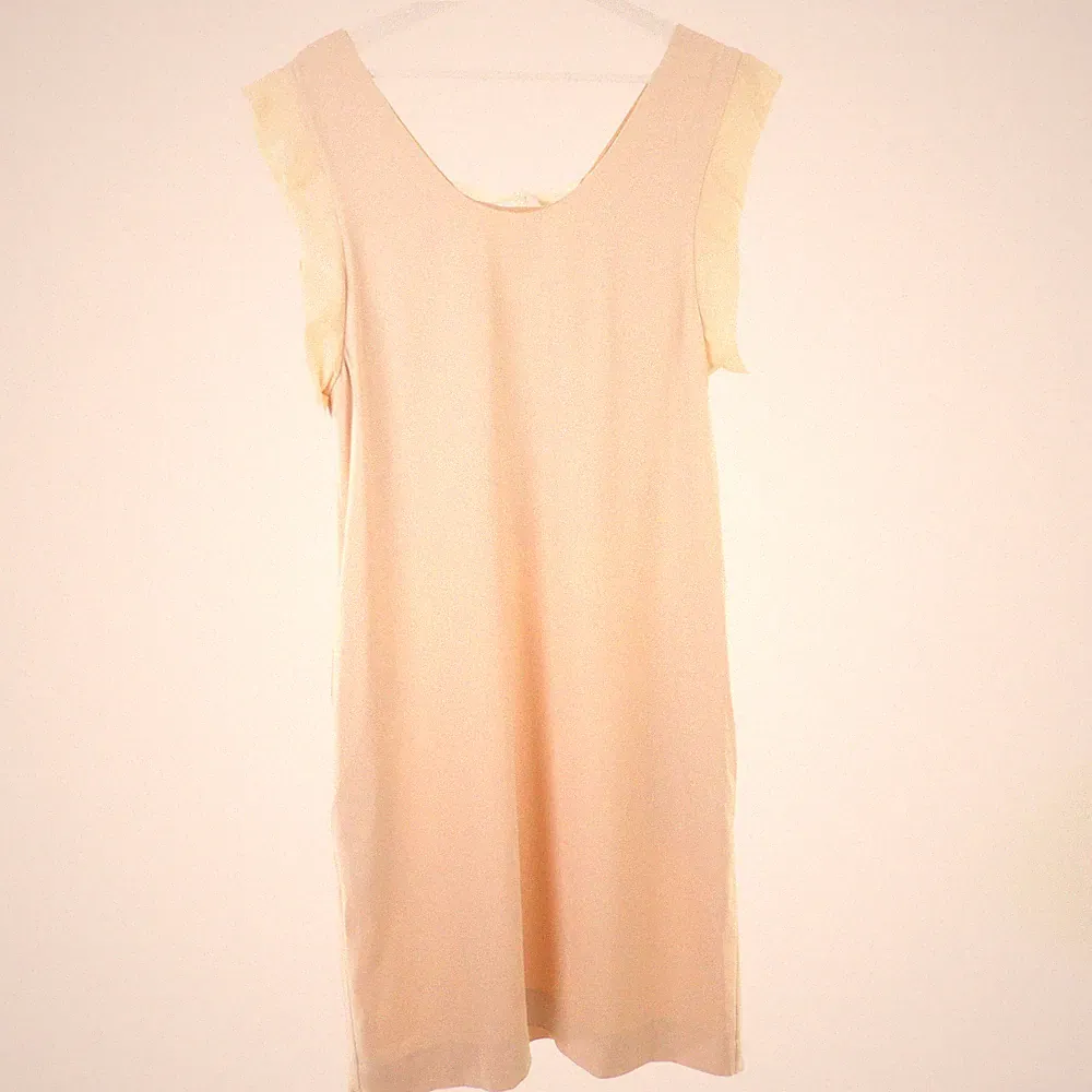CHLOE` Ärmelloses Kleid Summer Beige Rüschen Rücken Schleife Gr.38