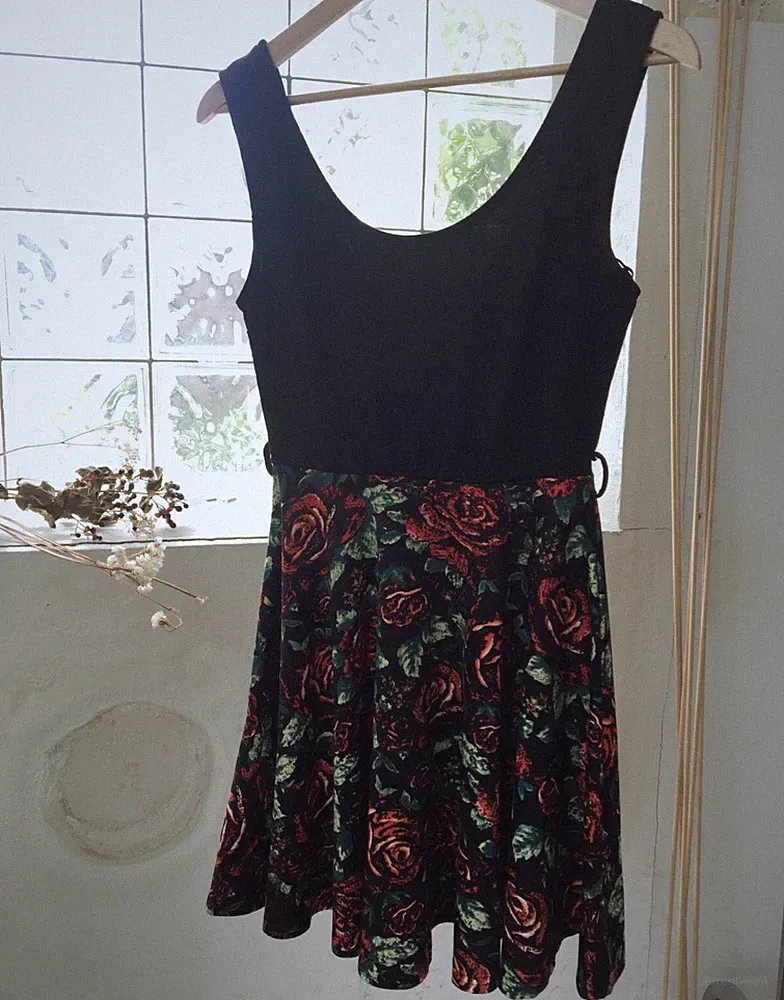 Club L A-Linie Kleid Cocktailkleid Kurzrock minikleid Schwarz Blumen Gr. S NEU
