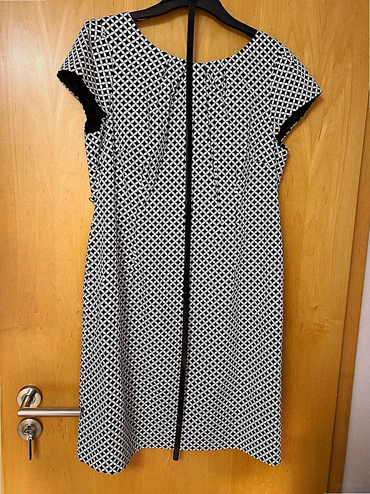 Comma Damen Kleid Gr. 46 Schwarz/Weiß geometrisch Kurzarm Rundhals knielang