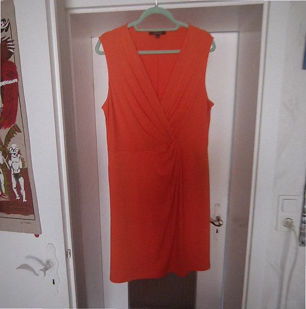 comma, Etuikleid knielang unifarben orange V-Ausschnitt ärmellos Gr. 42