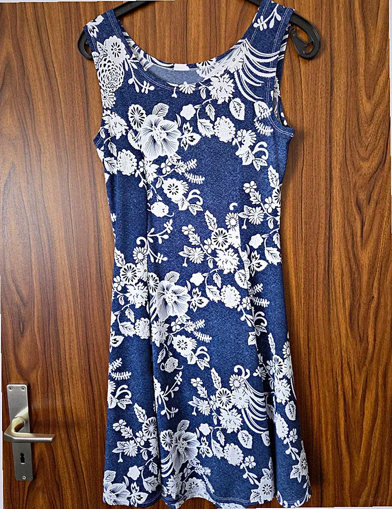 Damen A-Linie Kleid blau/weiß Blumen ärmellos Rundhals Gr. 38 knielang
