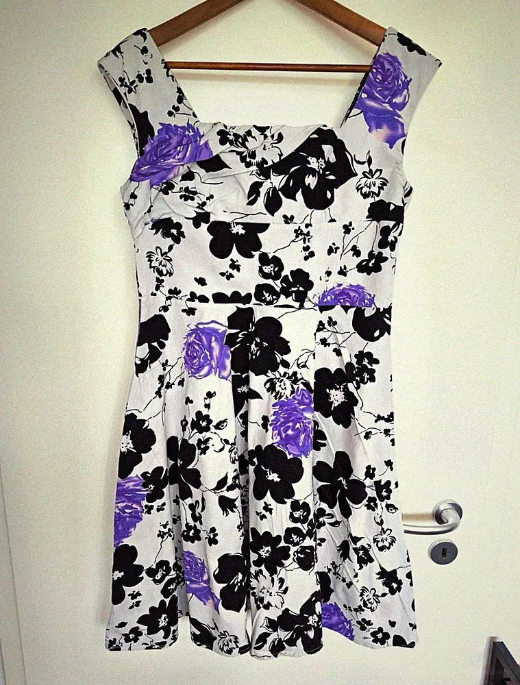 Damen A-Linie Kleid kurz ärmellos Weiß/Schwarz/Lila Blumen Reißverschluss Gr. L