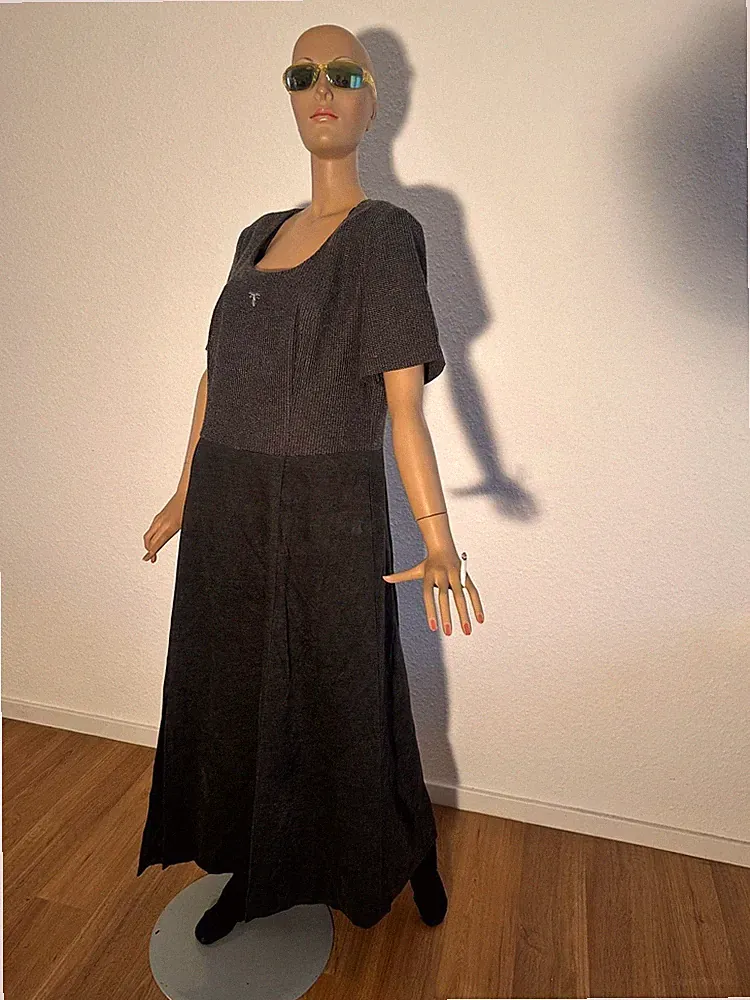 Damen A-Linien-Kleid Größe 44 Schwarz Strukturgewebe Kurzarm Broche Elegant