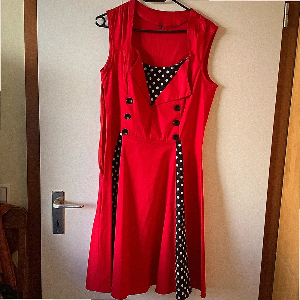 Damen A-Linien-Kleid XL ärmellos knielang Rundhals gepunktet Knöpfe