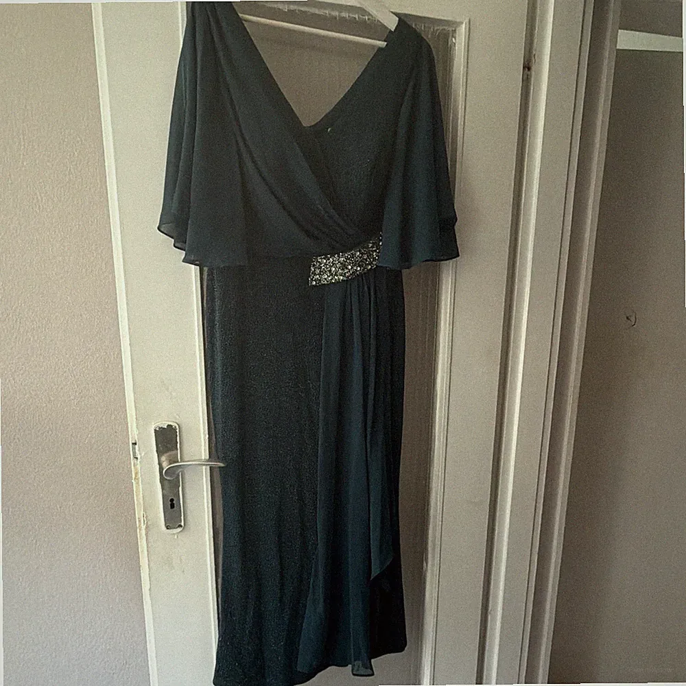 Damen Abendkleid schwarz Midi V-Ausschnitt Kurzarm Glitzer drapiert M/L