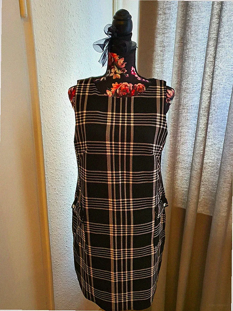 Damen Etuikleid Gr. 44 ärmellos schwarz/weiß kariert knielang mit Taschen