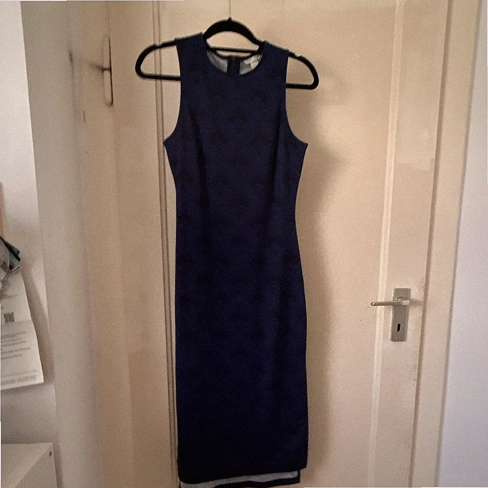 Damen Etuikleid Midi Blau Unifarben Rundhals Ärmellos Polyester Gr. S