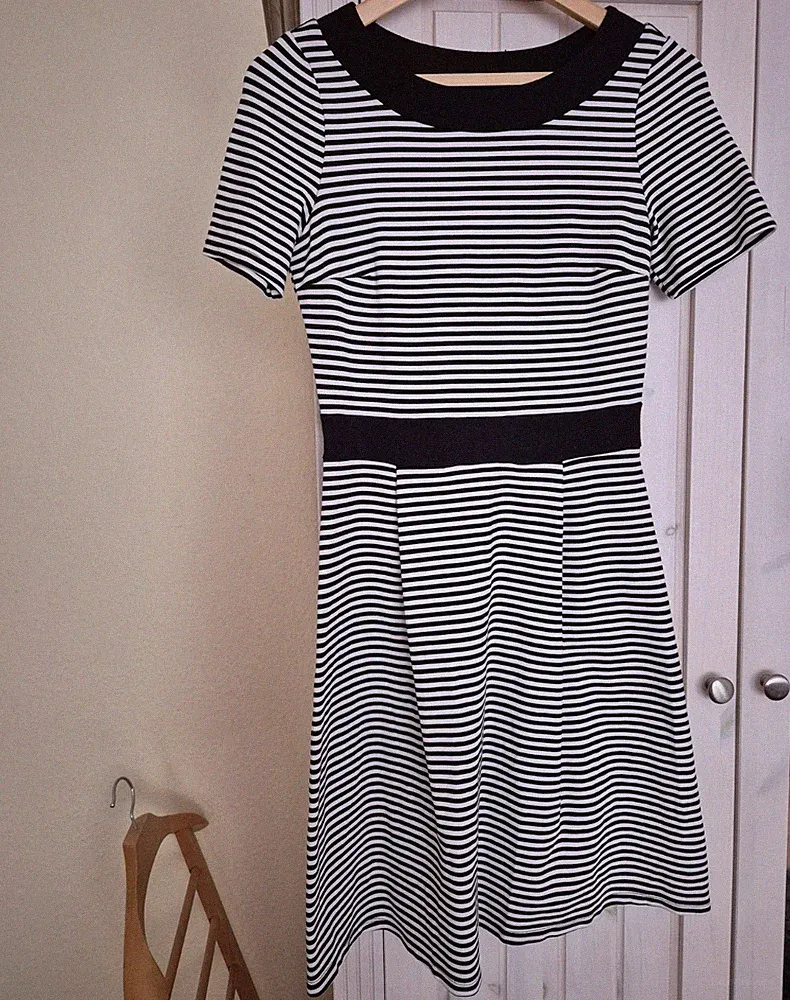 Damen Kleid A-Linie knielang gestreift schwarz/weiß Rundhals Kurzarm Gr. 36