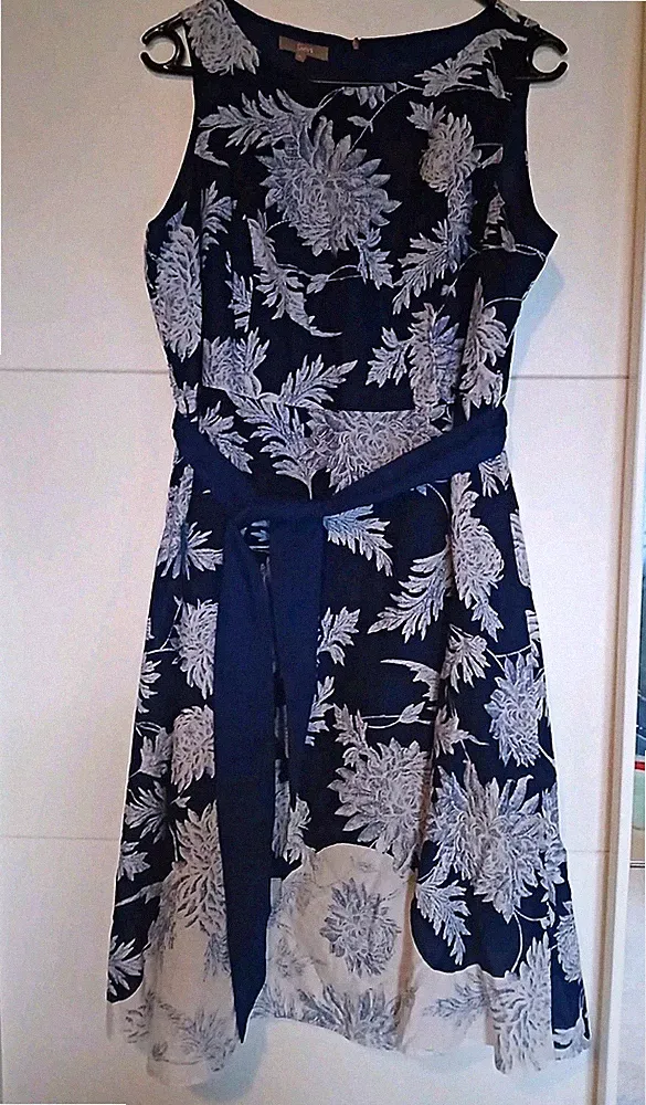 Damen Kleid Gr. 46 A-Linie knielang rundhals ärmellos blau/weiß Blumen Gürtel